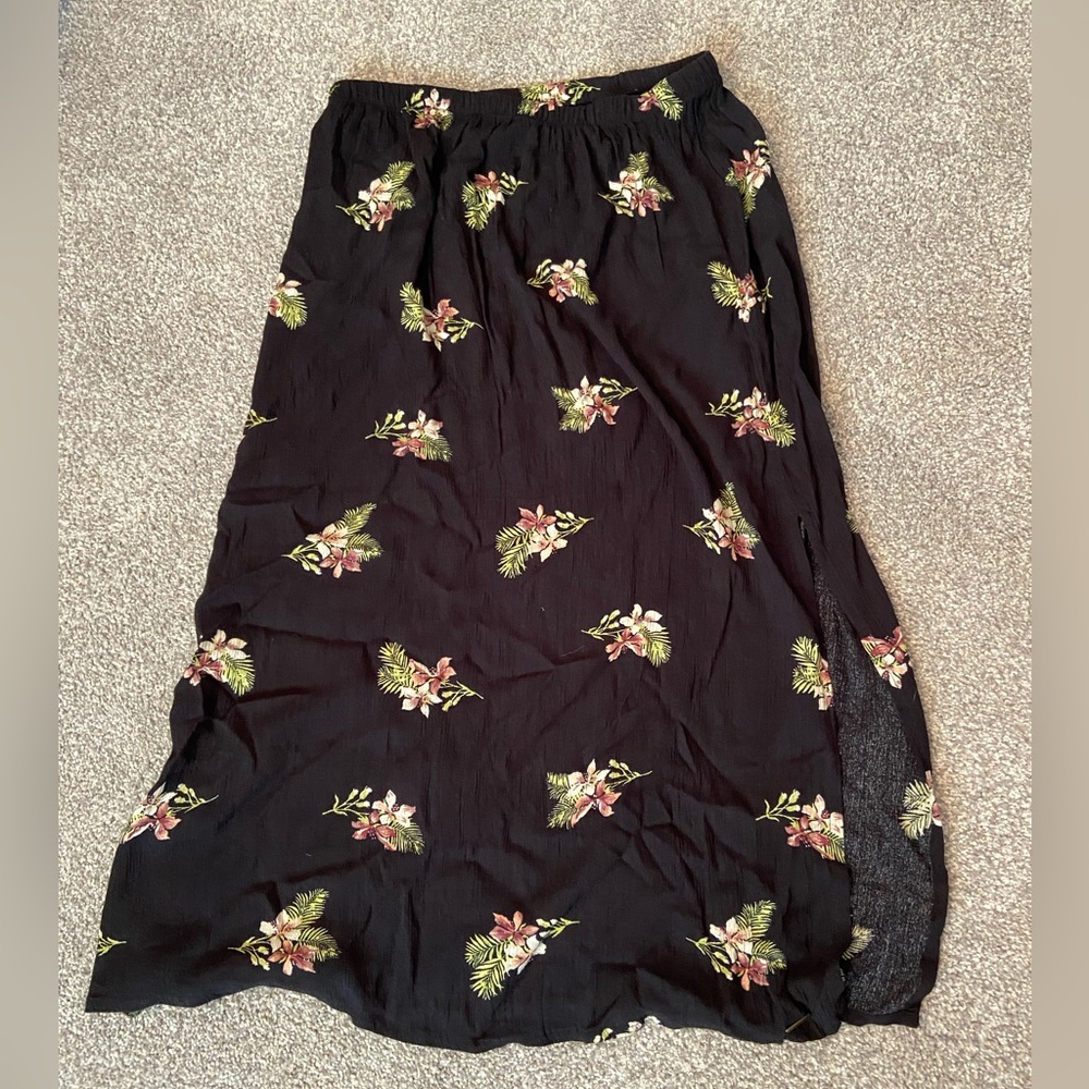 Volcom mid length skirt, size small.